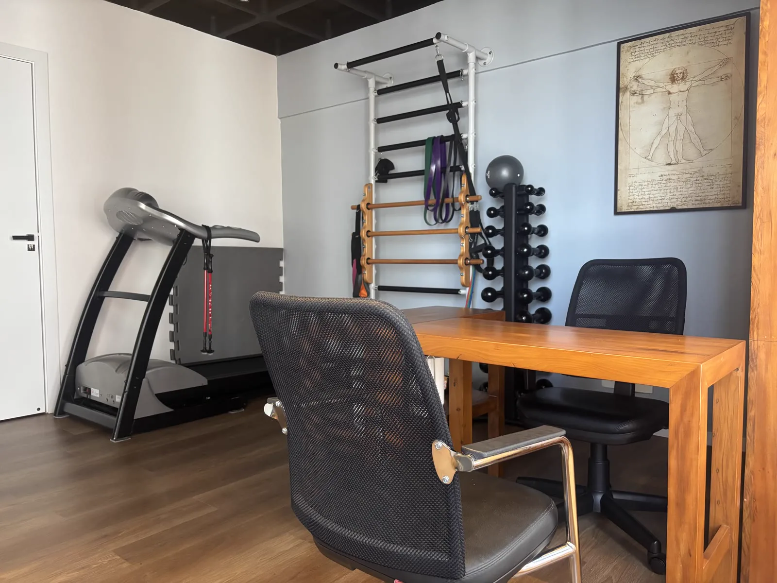 Sala de exercícios com mesa de trabalho