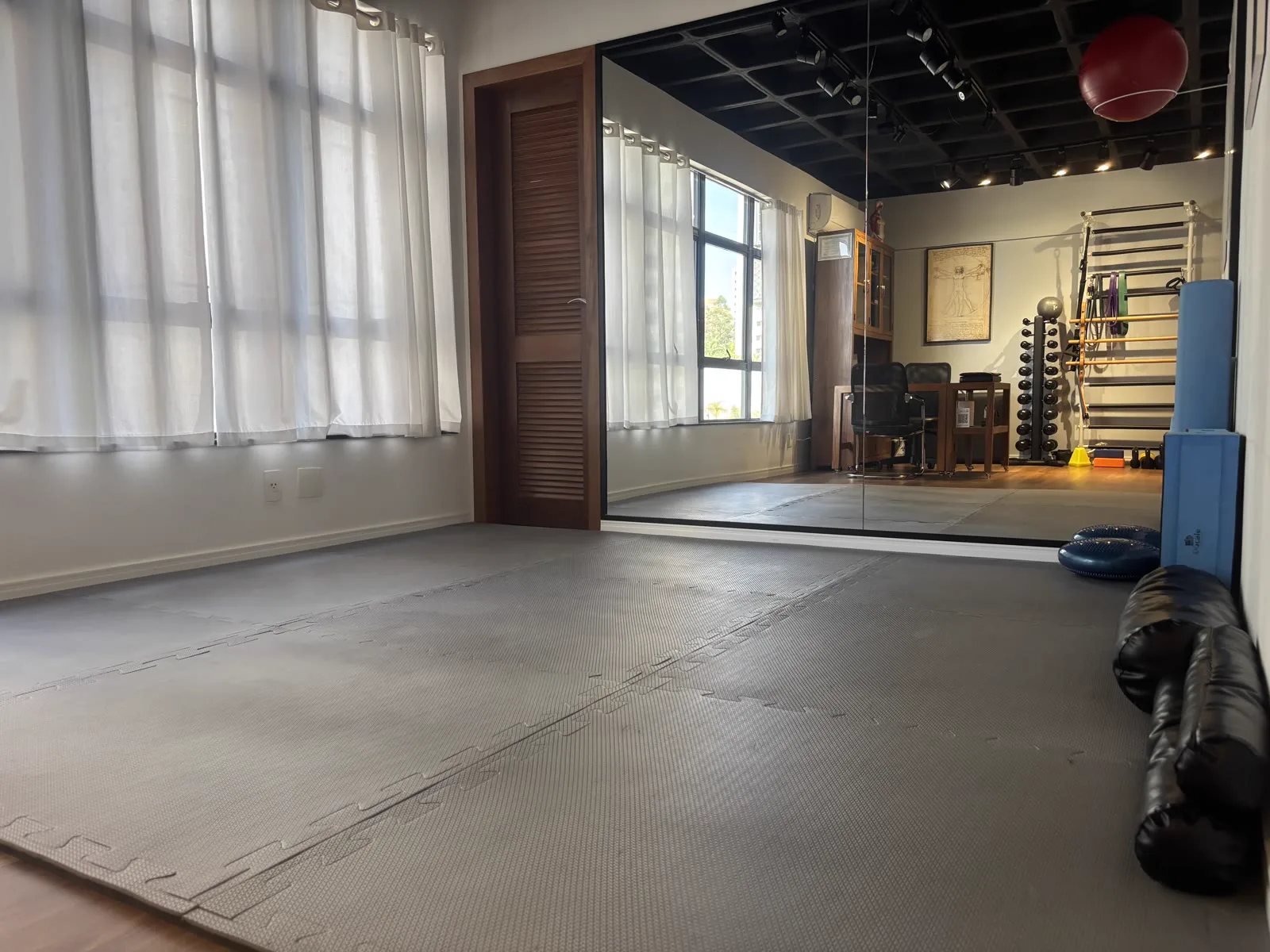 Sala de tatame para exercícios terapêuticos