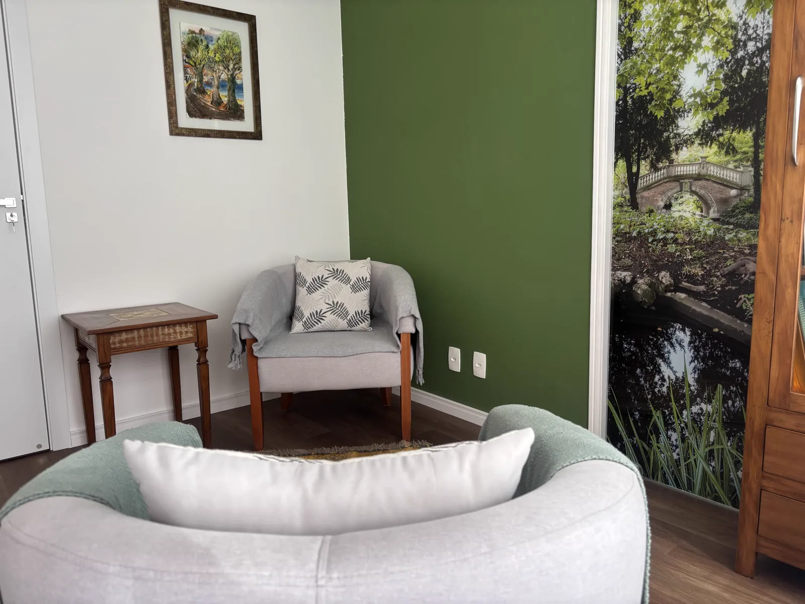 Sala de espera com poltronas e decoração aconchegante