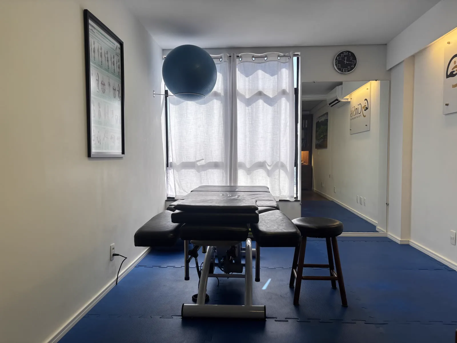 Sala de fisioterapia com maca de atendimento