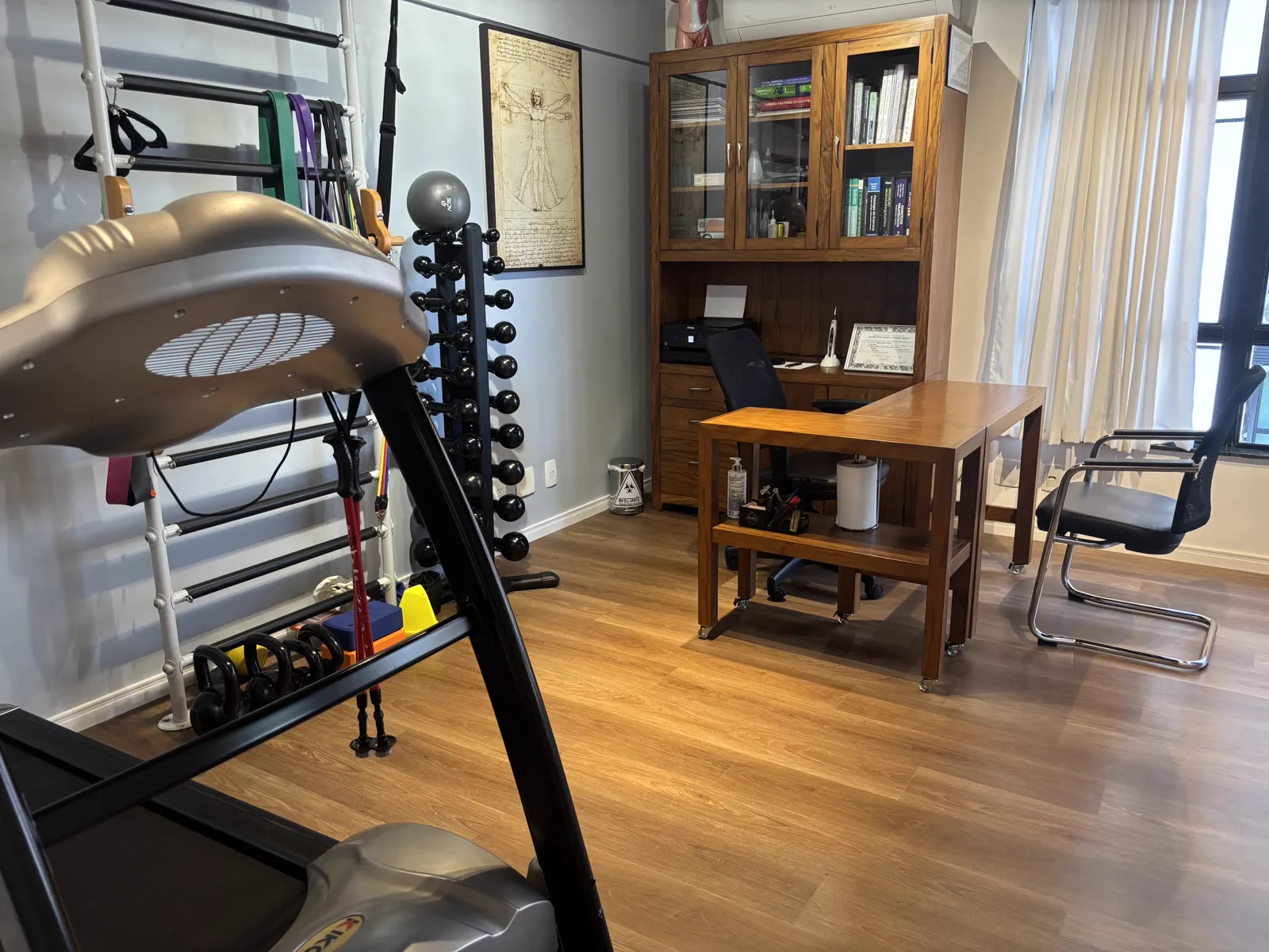 Sala de exercícios com esteira e equipamentos